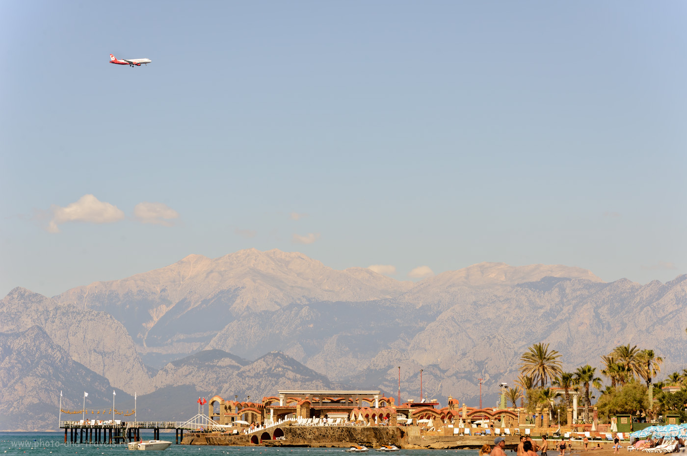 Фото 6. Самолет идет на посадку в аэропорт Анталии. Снято во время отдыха в Турции на пляже Лара. 1/640, +0.67, 8.0, 250, 140.