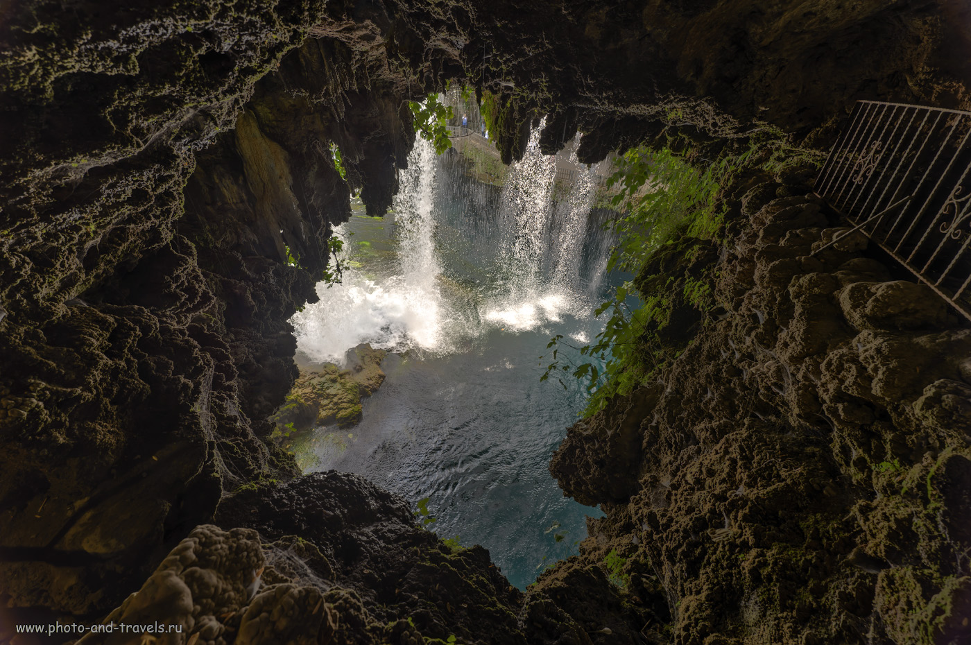 Фотография 12. Вид на Верхний Дюденский водопад со стороны грота. Экскурсии по интересным местам в Анталии. Отчеты туристов об отдыхе в Турции дикарями. HDR из 3-х кадров. Снято на Nikon D610 со сверхширокоугольным объективом Samayng 14mm f/2.8 с использованием карбонового штатива Sirui T2204X-G20KX.