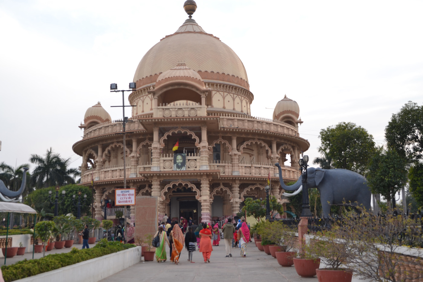 Фото 16. Главный храм комплекса Чаттарпур Мандир. Стоит ли ехать в Дели. 1/200, 5,6, 100, 55.