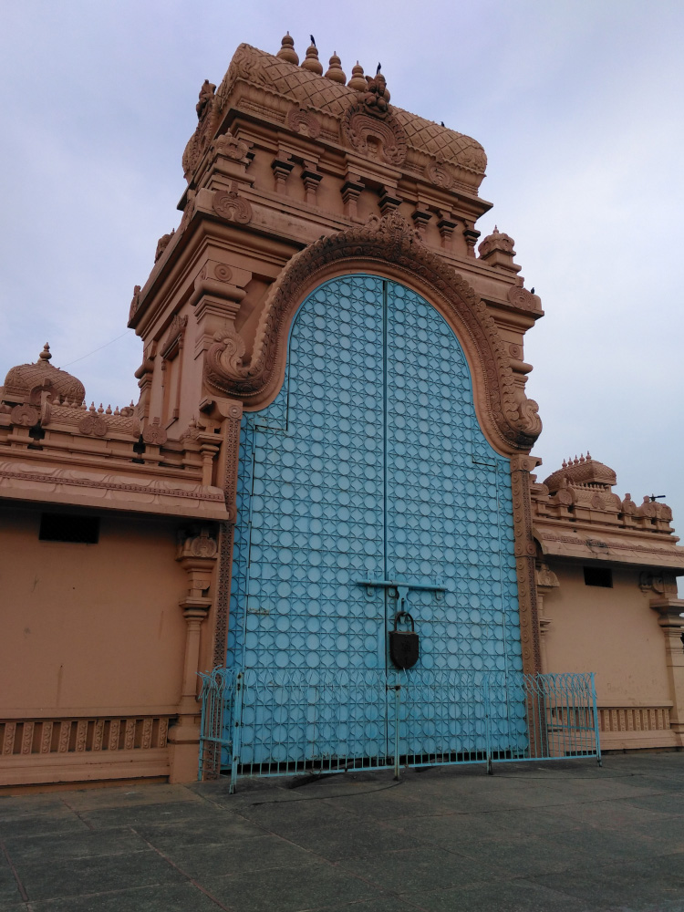 Фото 17. Таинственная дверь. Отзыв об экскурсии в храмовый комплекс Чаттарпур в Дели. Снято на смартфон.