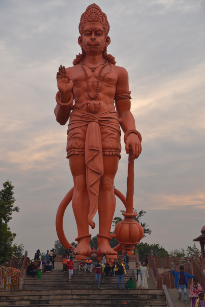 Фото 21. Бог Хануман в храме Чаттарпур Мандир. Высота статуи - 25 метров. Отзывы о самостоятельной прогулке по Дели. 1/200, 6,3, 100, 55.