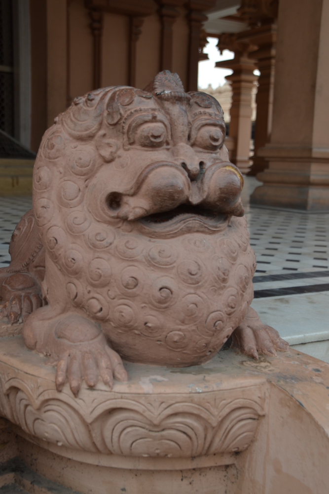 Фото 24. Статуя льва в храме Чаттарпур Мандир. Ну, очень напоминает лягушку! 1/160, 6.3, 100, 55.