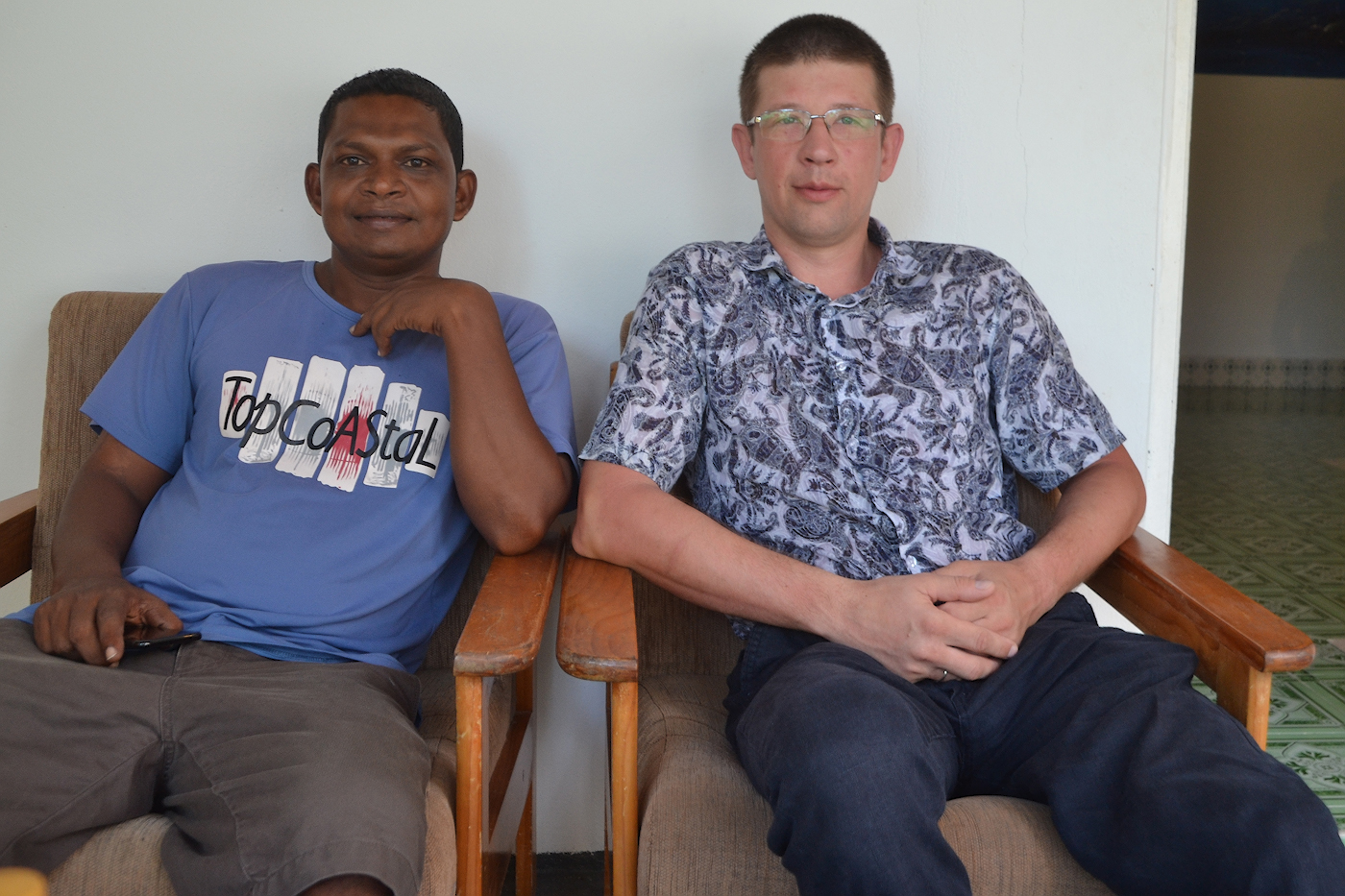 Фотография 3. Мой муж и Ибрагим, хозяин отеля «Alimas Inn» на острове Тодду. Как мы добирались из Омска на Мальдивы через Астану, Дели и Шри-Ланку. 1/25, 5.0, 400, 25.