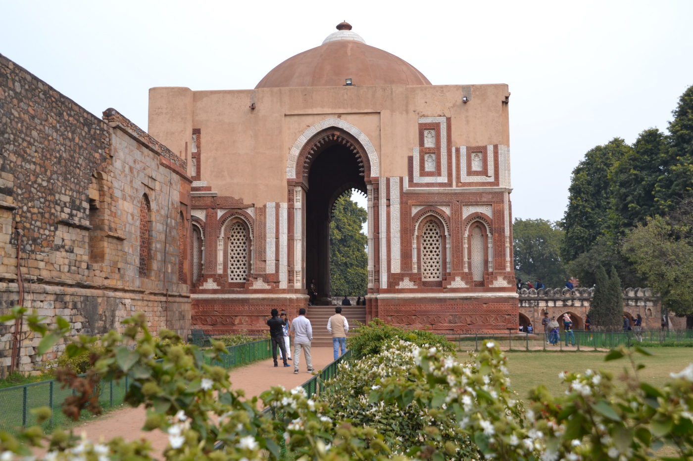 Фото 8. Мавзолей Алауддина Хильджи на территории комплекса Кутб-Минар в Дели. 1/250, 8, 100, 55.