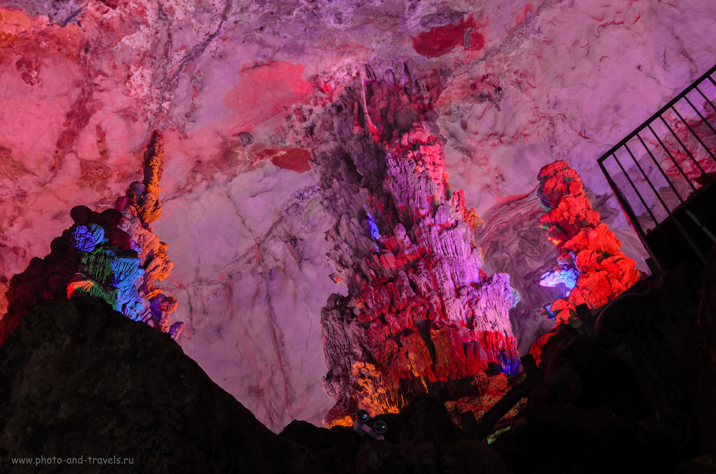 Фотография 6. Сталагмиты в пещере Crown Cave. Экскурсии в Гуйлине. Отчет о путешествии по Китаю самостоятельно. Параметры съемки: 1.6 сек., 8.0, 400, 31.