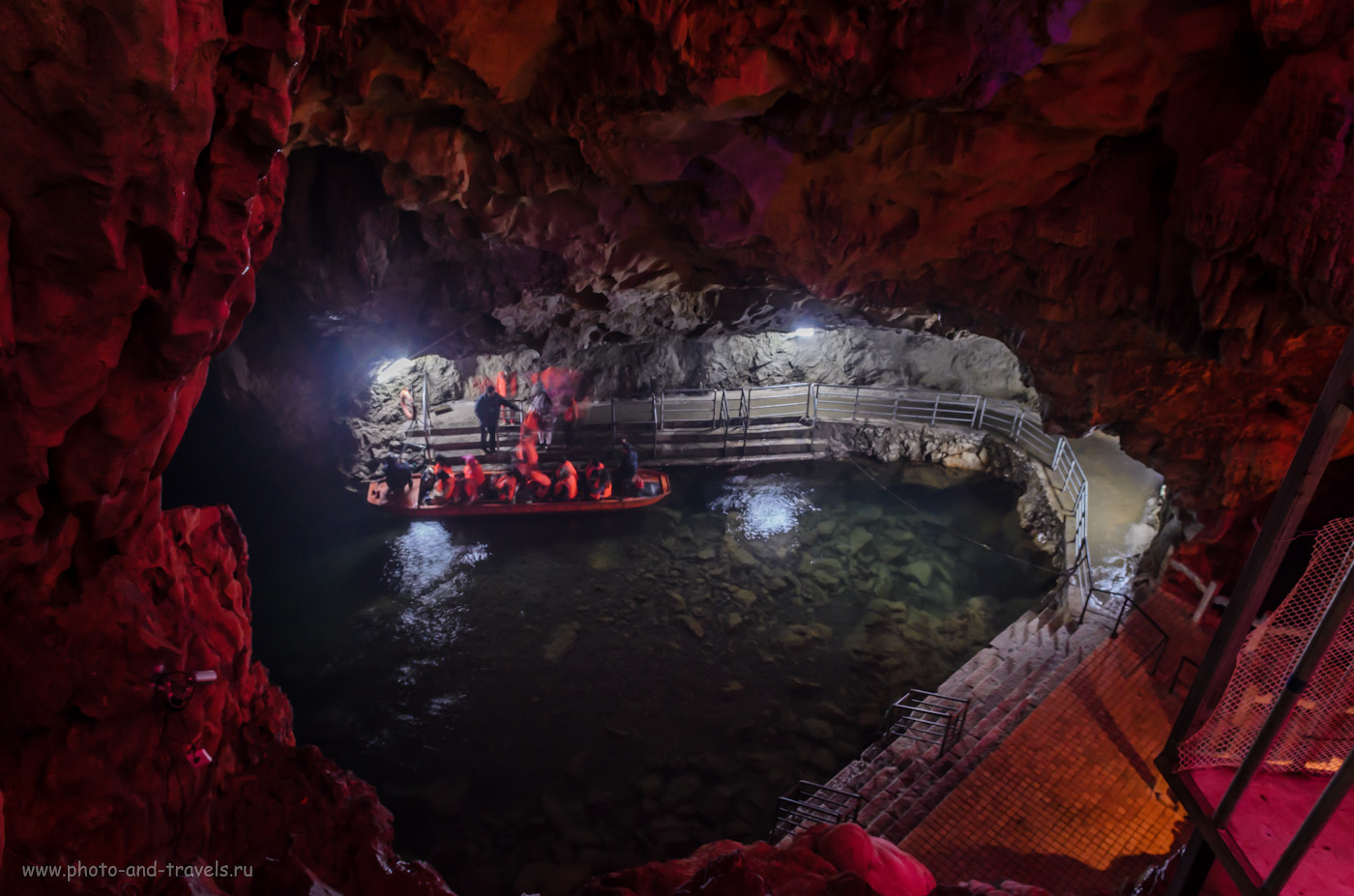 7. В пещере Короны в окрестностях Гуйлиня туристов катают на поезде и на лодках  (3 секунды, f/9, 17mm, ISO 400). Отзывы об отдыхе в Китае