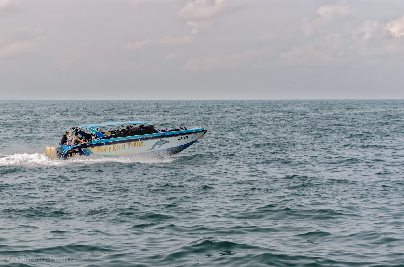 9. Скоростная моторная лодка (Speed Boat) в Таиланде. На ней можно добраться с пирса Бали Хай до острова Ко Лан за считанные минуты. Камера - Nikon D5100 body. Объектив - Никкор 70-300. Настройки: 1/1600 сек, приоритет диафрагмы, f/4.5, 70 мм, 250