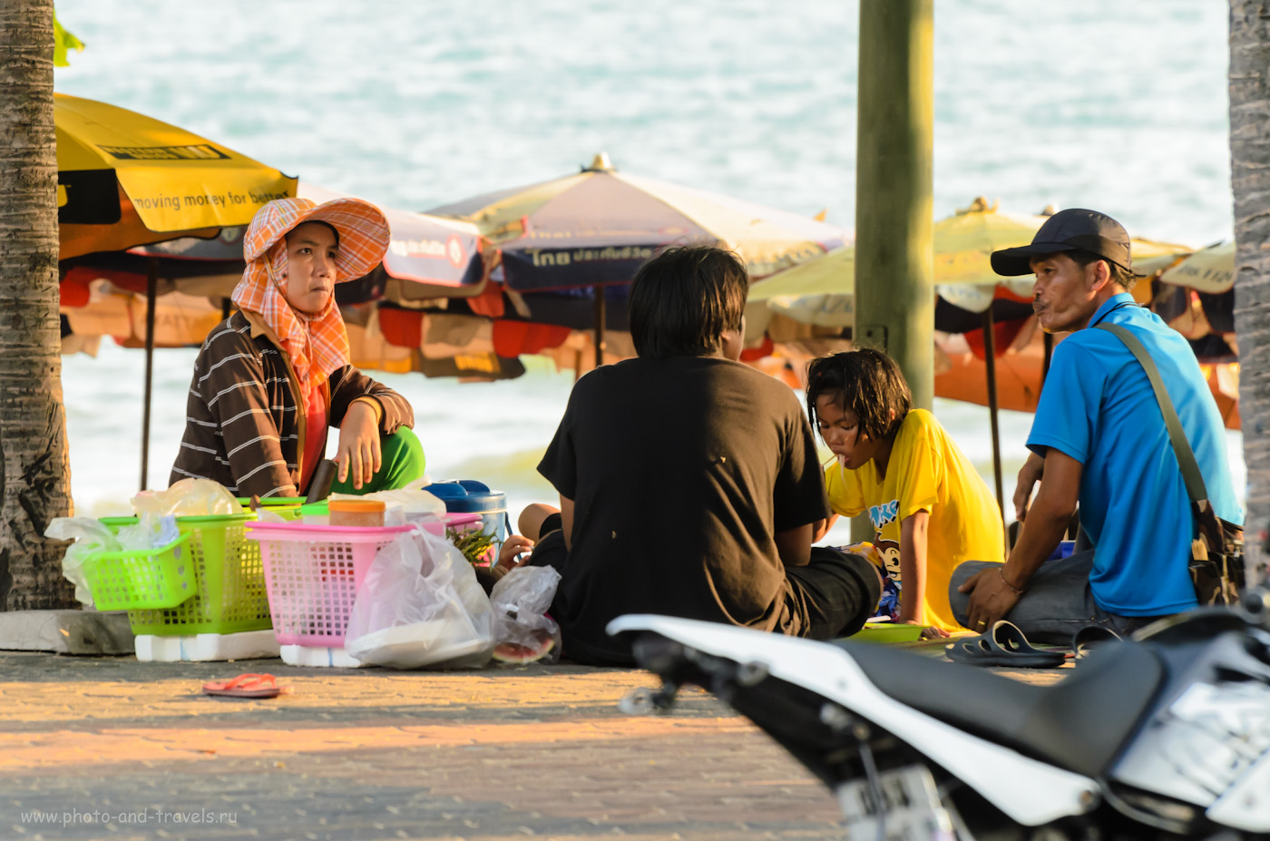 25. Местные жители Паттайи. Прогулка по пляжу Джомтьен (Jomtien beach). Отзывы об отдыхе в Таиланде. (AF-S VR Zoom-Nikkor 70-300mm f/4.5-5.6G IF-ED, 1/250 сек, 0 eV, приоритет диафрагмы, f/5.3, 195 мм, 400)