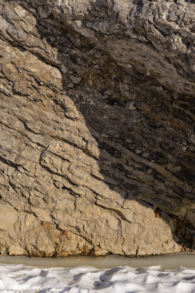 Фотография 29. Слои породы на скале у входа в Зотинскую пещеру. 1/200, 6.3, 100, 52.