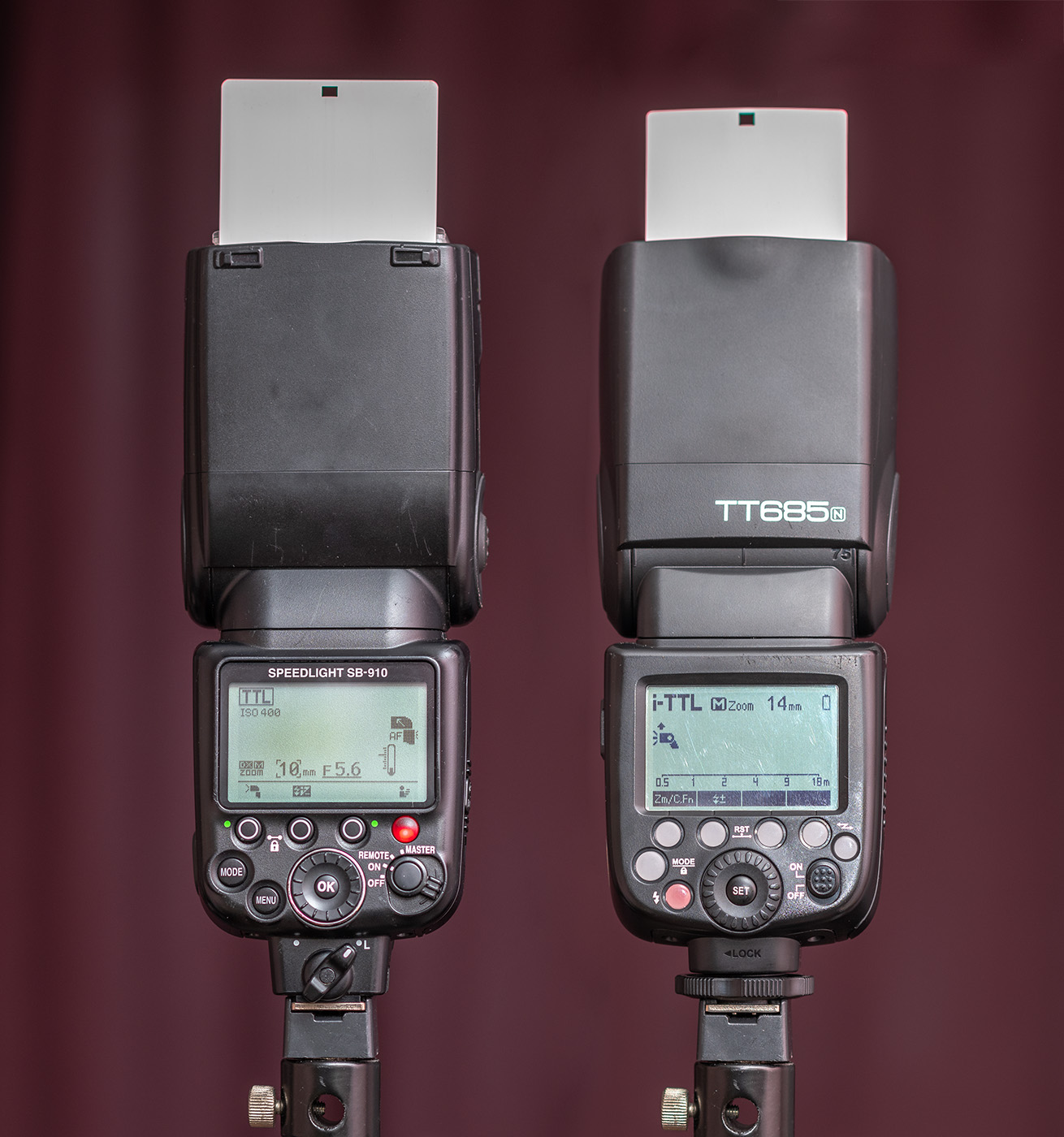 Фотография 2. Внешний вид вспышек Nikon SB-910 и Godox TT685n. Вид сзади. Сравниваем плюсы и минусы обеих моделей.