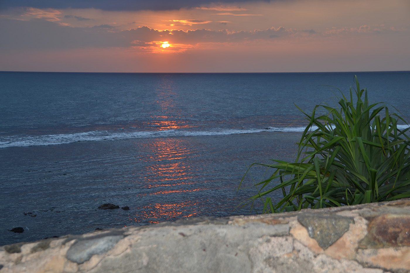 Фото 9. Чем славится Шри-Ланка? Своими невероятными закатами! Вечер на пляже Унаватуна. Настройки: 1/125, 5, 110, 55.