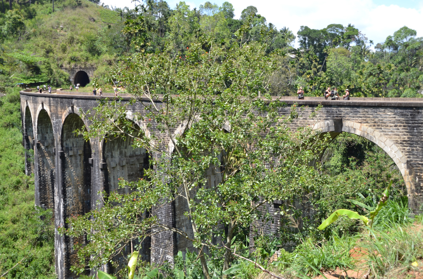 Фотография 20. Девятиарочный мост (Demodara Nine Arch Bridge), который можно посмотреть недалеко от водопада Равана Фолc (Rawana Falls). Отзывы об экскурсиях из Унаватуны по Шри-Ланке на машине с водителем. 1/250, 8.0, 100, 55.