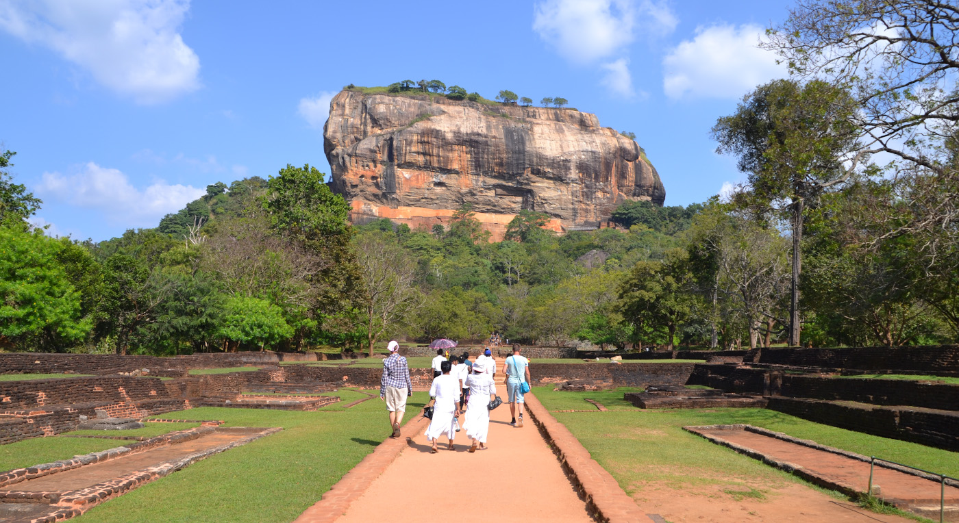 Фото 27. Самая знаменитая скала Шри-Ланки Сигирия. Стоит ли ехать на экскурсию из Унаватуны? 1/320, 9, 100, 55.