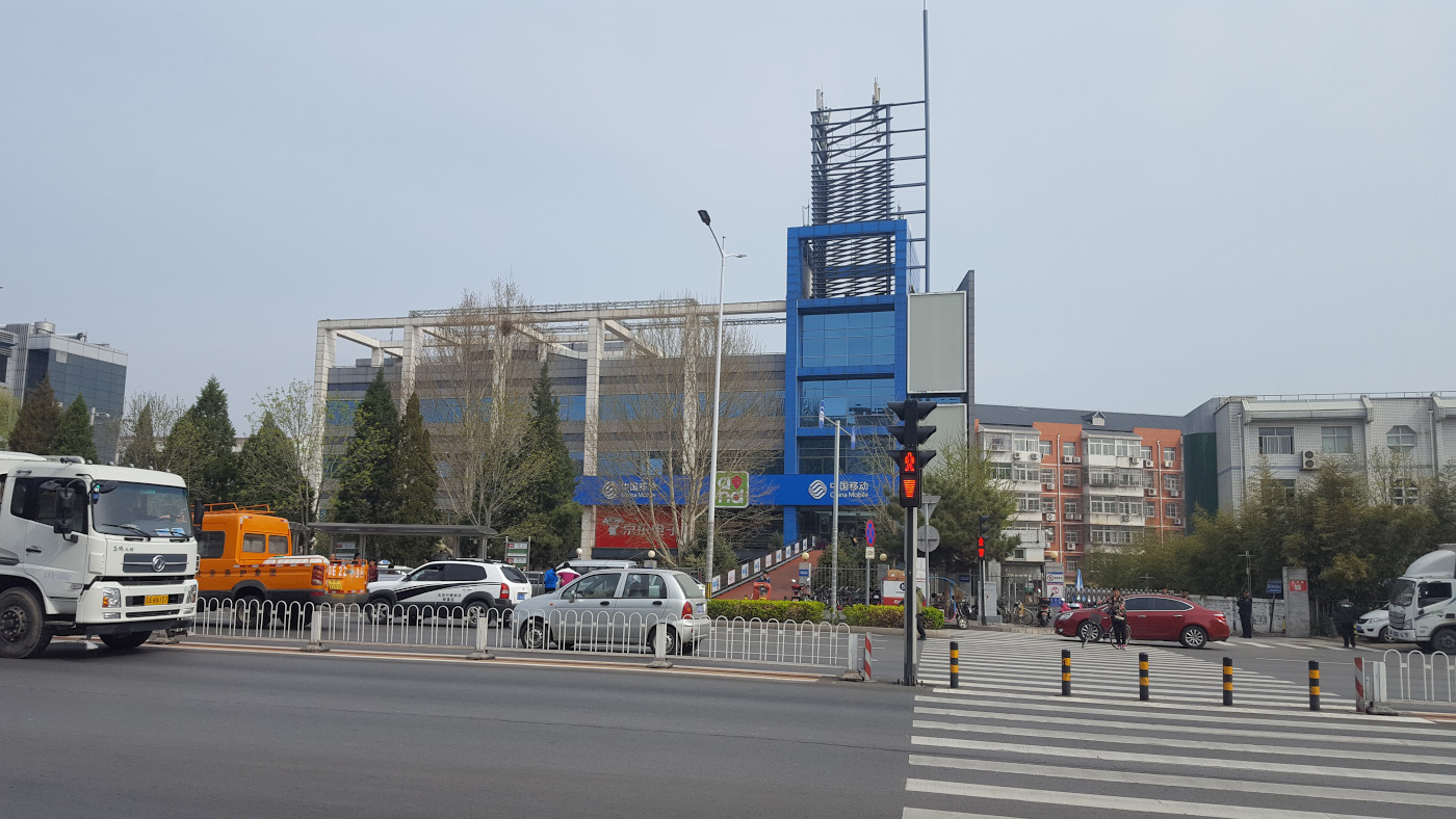 Фото 19. Здание China Mobile и остановка автобуса H23, на который нужно пересесть, выйдя на Huairou Beidajie (怀柔北大街) из автобусного экспресса 916快.