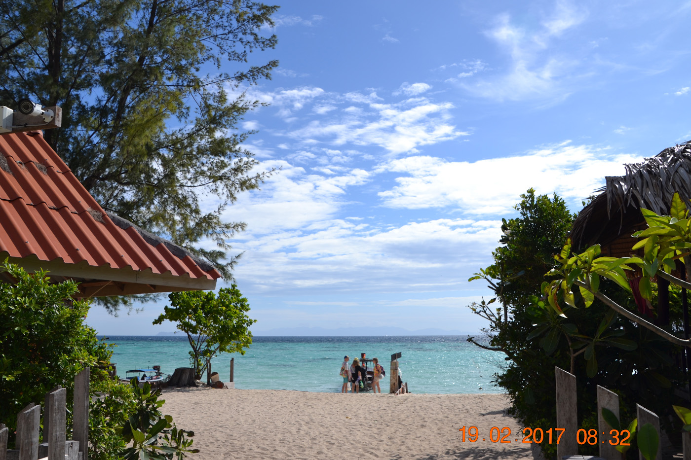 Фото 1. Вид на пляж Санрайз на острове Ко Липе. Советы туристам, собирающимся на пляжный отдых в Таиланде. Камера Nikon D3100 с объективом Tamron 18-270mm f/3.5-6.3. Настройки: выдержка 1/500, f/11, ISO 100, ФР=55 мм.