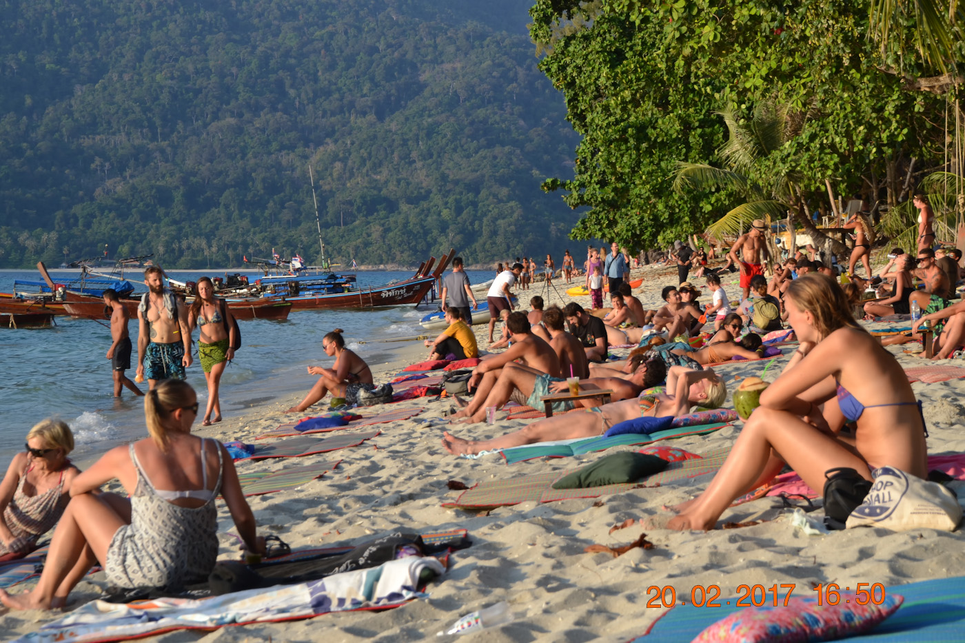Фото 13. Отдыхающие на пляже Сансет-бич острова Ко-Липе. Отзывы туристов о поездке в Таиланд самостоятельно. 1/200, 7.1, 100, 55.