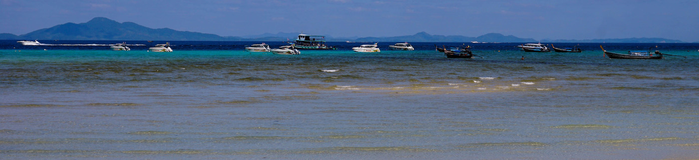 Фотография 2. Панорама, что видят туристы, отдыхая на островах в Таиланде. Снято на Sony A6000. Настройки: 1/320, 11, 100, 41.