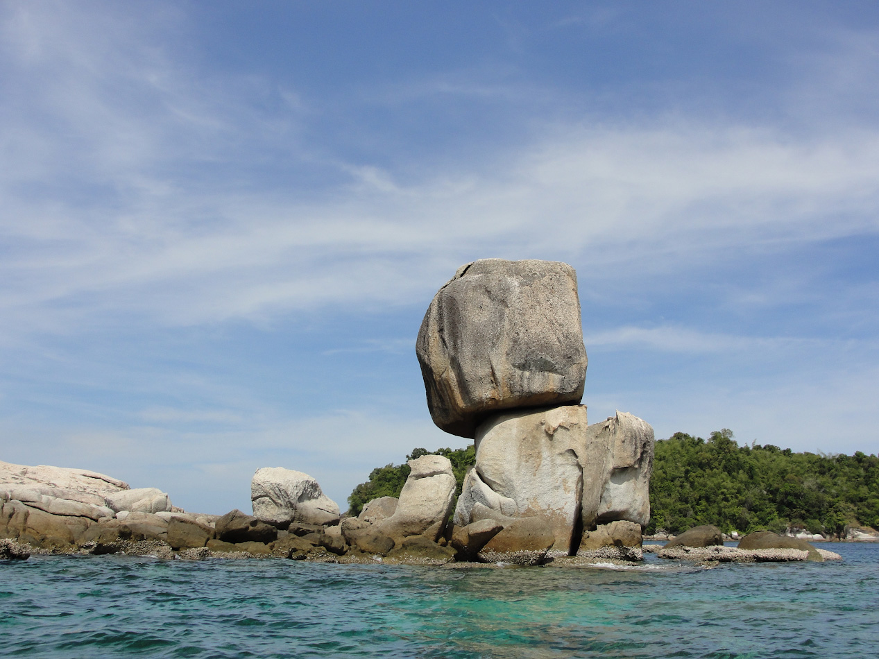 Фото 19. Скалы на островке Koh Hin Sorn, куда плавают на экскурсии с Ко Липе. Отзыв туристов из Омска о самостоятельном путешествии в Таиланд. Снято на мыльницу Sony DSC-H20. 1/320, 8.0, 80, 6.3.