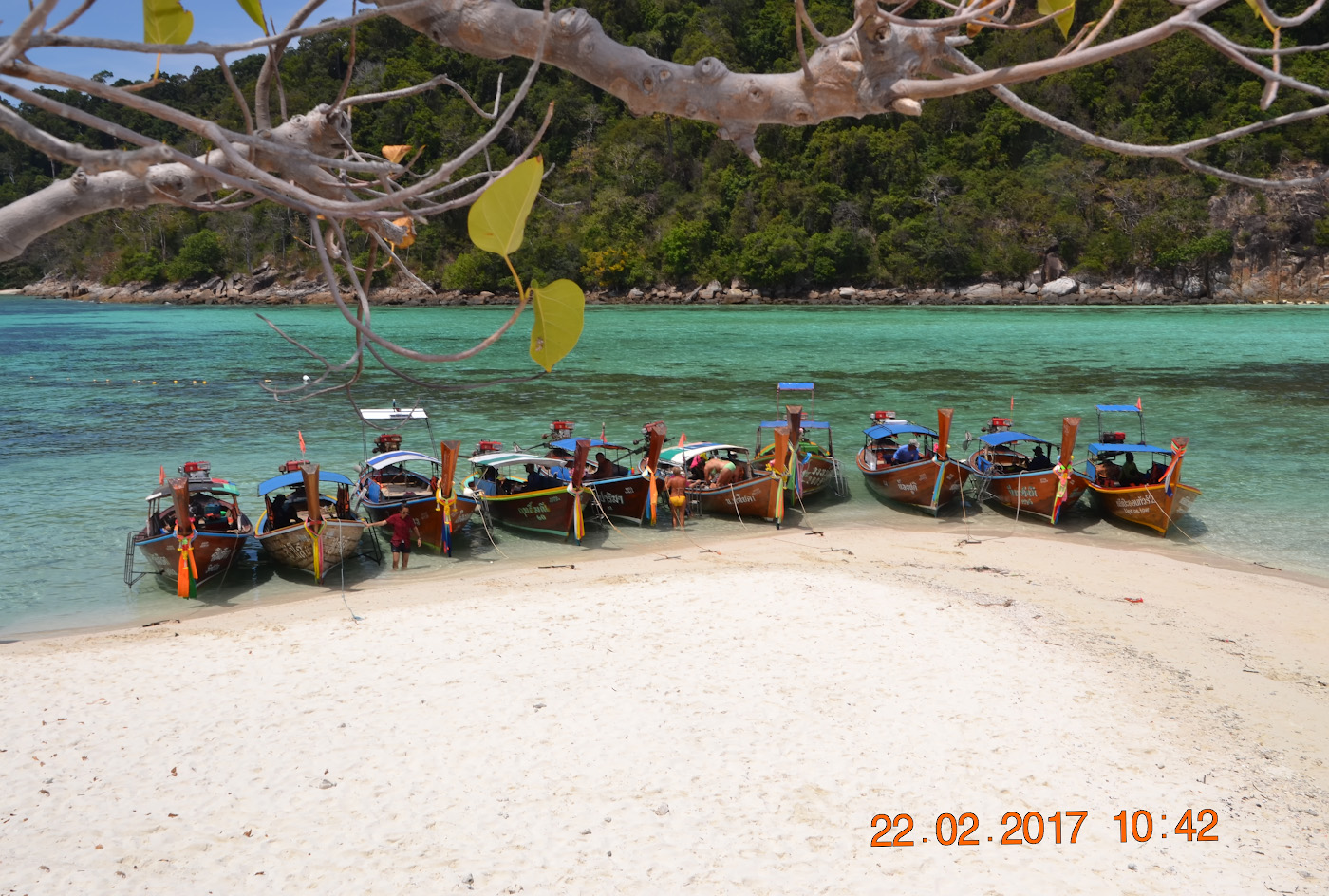 Фотография 24. Вид на остров Аданг с Ко Липе. Отзывы туристов об отдыхе в Таиланде дикарями. Снято на Sony DSC-H20 с настройками: 1/200, 8.0, 80, 6.3.