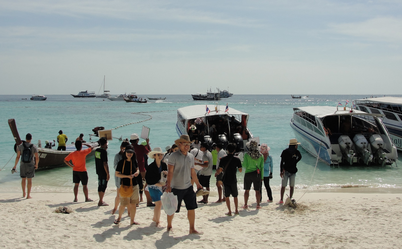 Фото 30. Туристы прибыли на пляж Паттайя из Пак Бары. Разбираемся, как добраться на остров Ко Липе из разных мест Таиланда различными видами транспорта. Снято на Sony DSC-H20. Настройки: 1/640, 8.0, 80, 6.3.