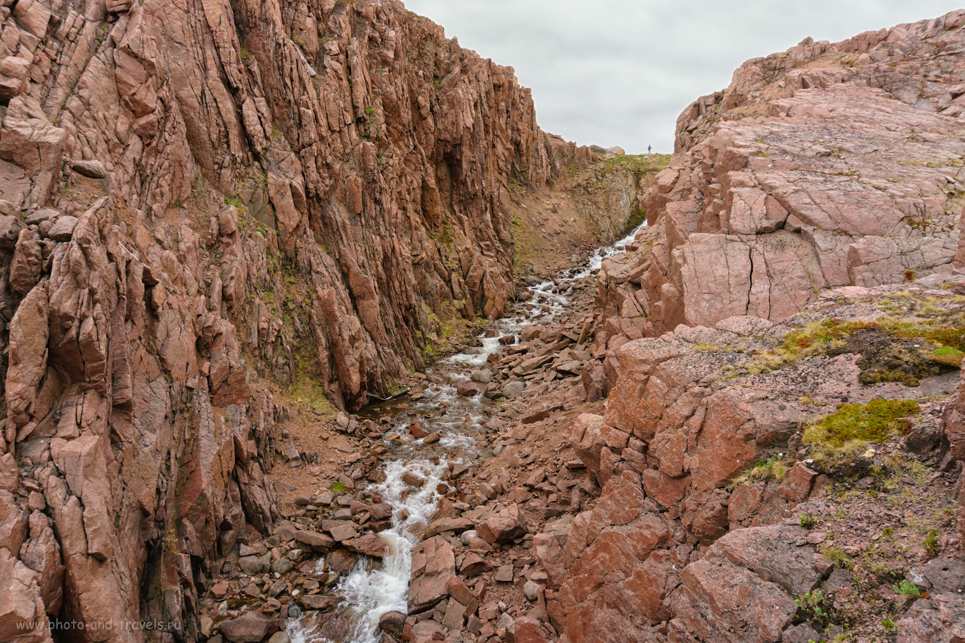 Фотография 37. Красный каньон Батарейского водопада в окрестностях села Териберка на Кольском полуострове в Мурманской области.