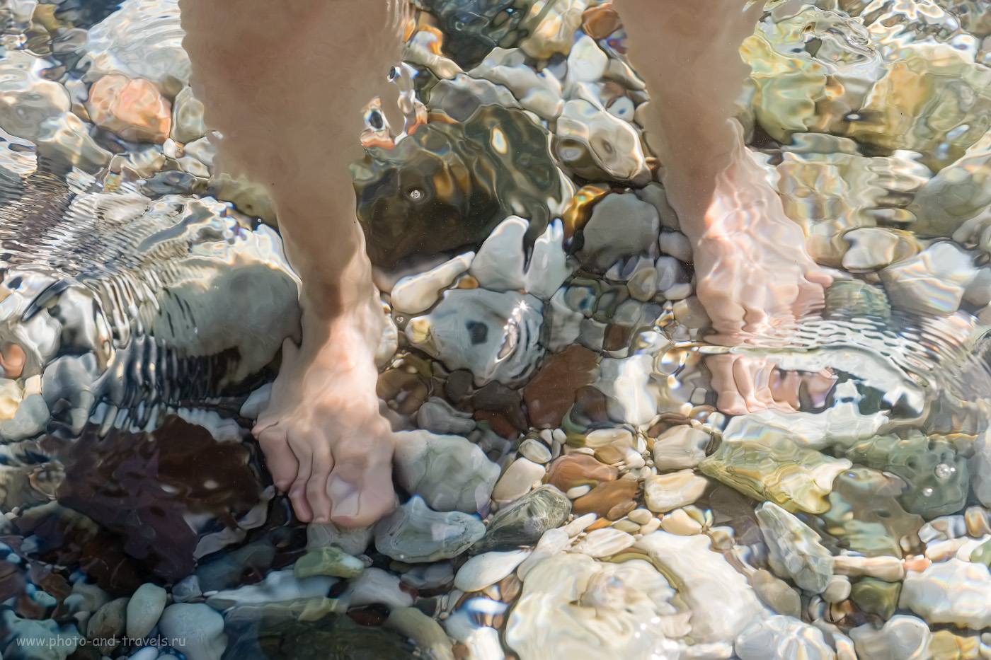 Фотография 19. Благодаря галечному дну вода на пляже Чиралы прозрачная, как стекло. 1/350, 7.1, 200, -0.33, 55.
