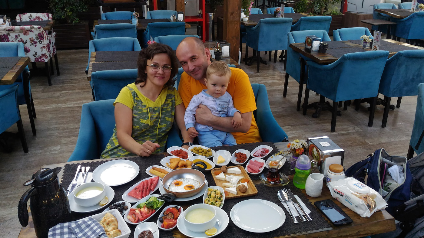 Фото 2. В ресторанчике около пляжа Лара (Lara Plajı) в Анталии. Так выглядит стол с двумя турецкими завтраками и двумя тарелками куриного супчика. Трудно ли накормить ребенка во время отдыха в Турции? Снято на смартфон.