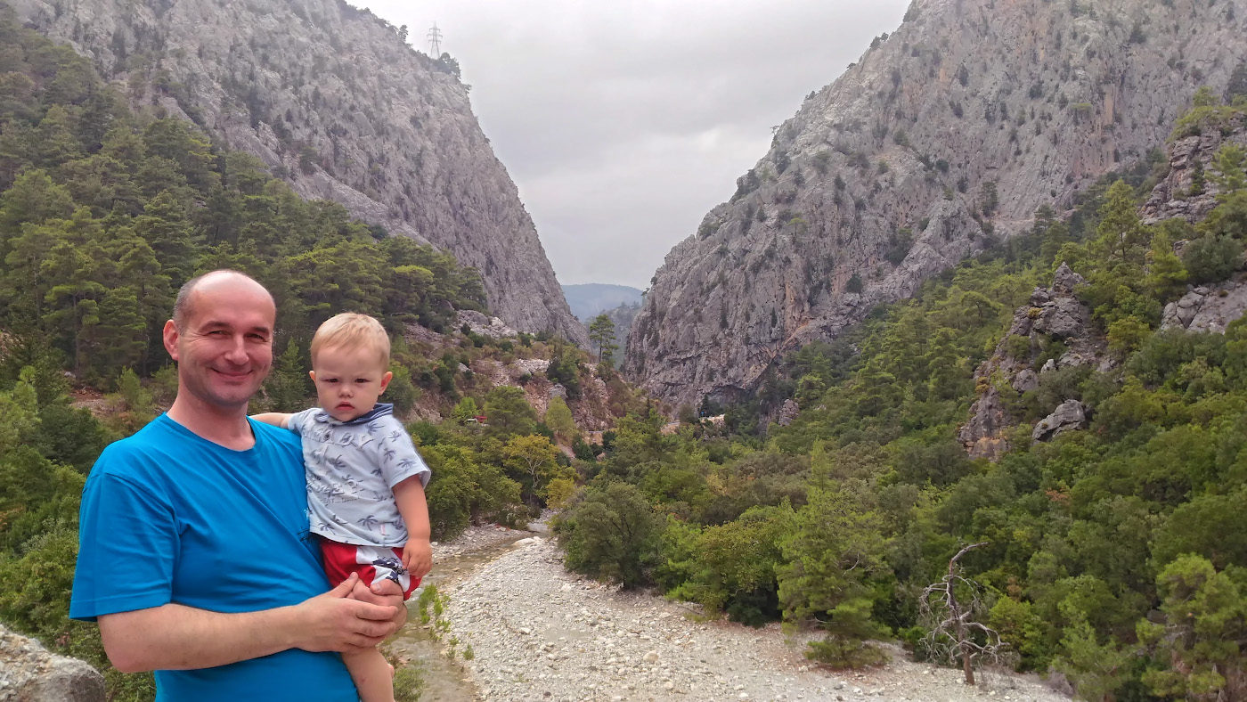 Фото 41. Взгляды на отдых в Турции могут различаться у взрослых и детей. Снято в каньоне реки Агва на пути к мосту Kesme Boğazı. Снято на смартфон.