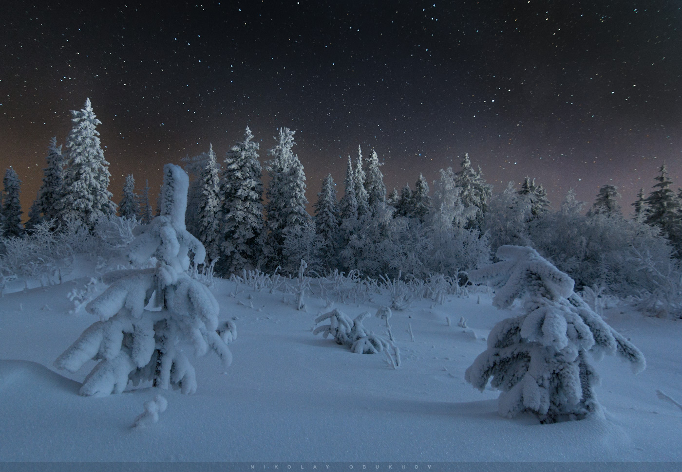 Фотография 3. Пример съемки зимнего пейзажа со звездами. Камера Nikon D7100 с объективом Tokina AT-X 116 PRO DX-II 11-16mm f/2.8. Небо: 12 mm, ISO 2500, f/2.8, 20 s, 1 кадр. Земля: 12 mm, ISO 640, f/2.8, 70 s, 1 кадр.