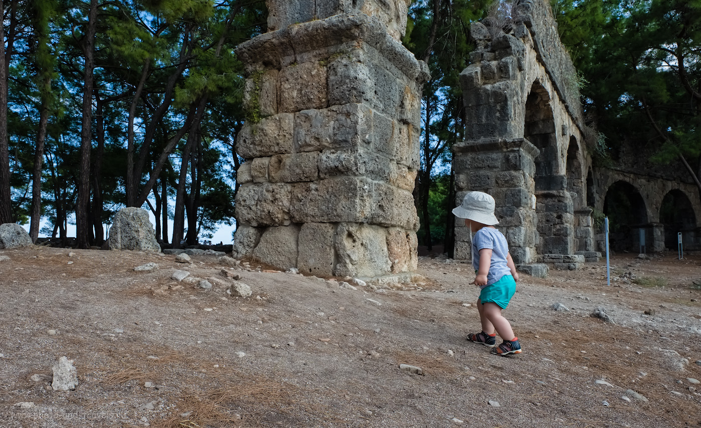 Фотография 4. Маленький турист приехал в Фаселис посмотреть на акведук. 1/250, 9.0, 320, -1.33, 16.