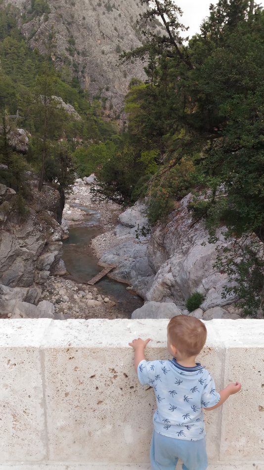 14. Маленький турист рассматривает каньон с моста Кесме. Отзывы об отдыхе в Турции с детьми. Снято на смартфон.