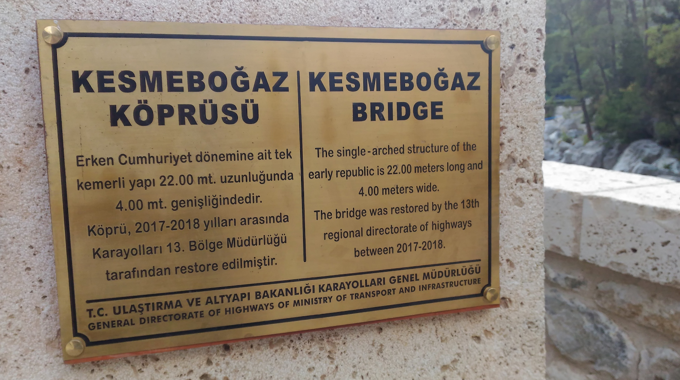 33. Информационная табличка, рассказывающая о реконструкции моста возле Кемера. Снято на смартфон.