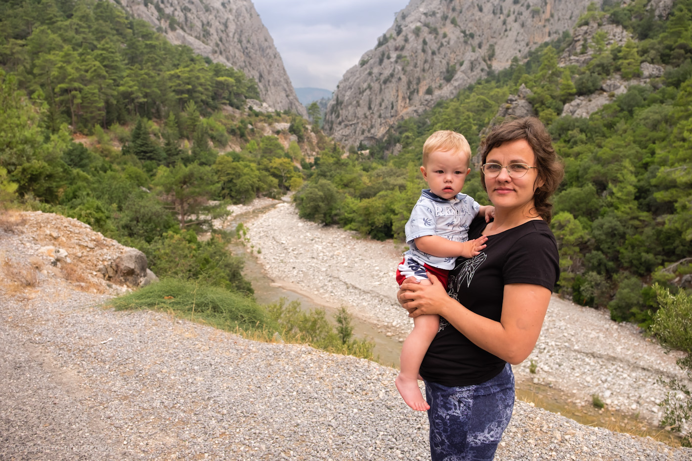 Фото 1. Ущелье реки Агва (Agva) – отличное место, чтобы увидеть горы Кемера. Отдых в Турции с ребенком. Снято на беззеркалку Fujifilm X-T10 с объективом Fujifilm 16-55mm f/2.8. Настройки: В=1/400 сек., f/3.2, ISO 200, поправка экспозиции -0.33 EV, ФР=16 мм.
