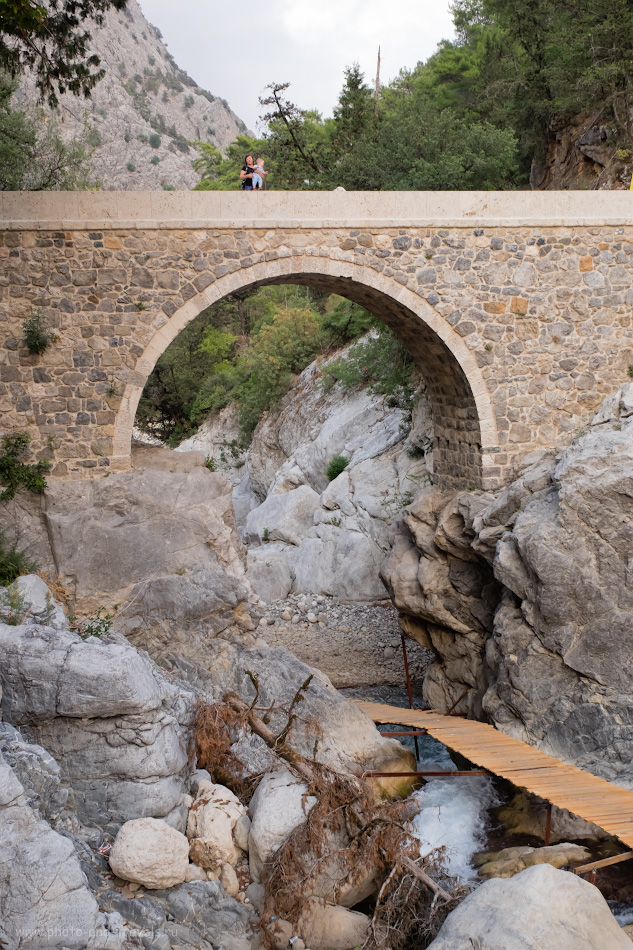 10. Видишь собаку? А она есть... Мост Кесме (Kesme Boğazı) через реку Куздере (Kuzdere) – живописнейшее место в окрестностях Кемера. 1/100, 8.0, 800, 25.