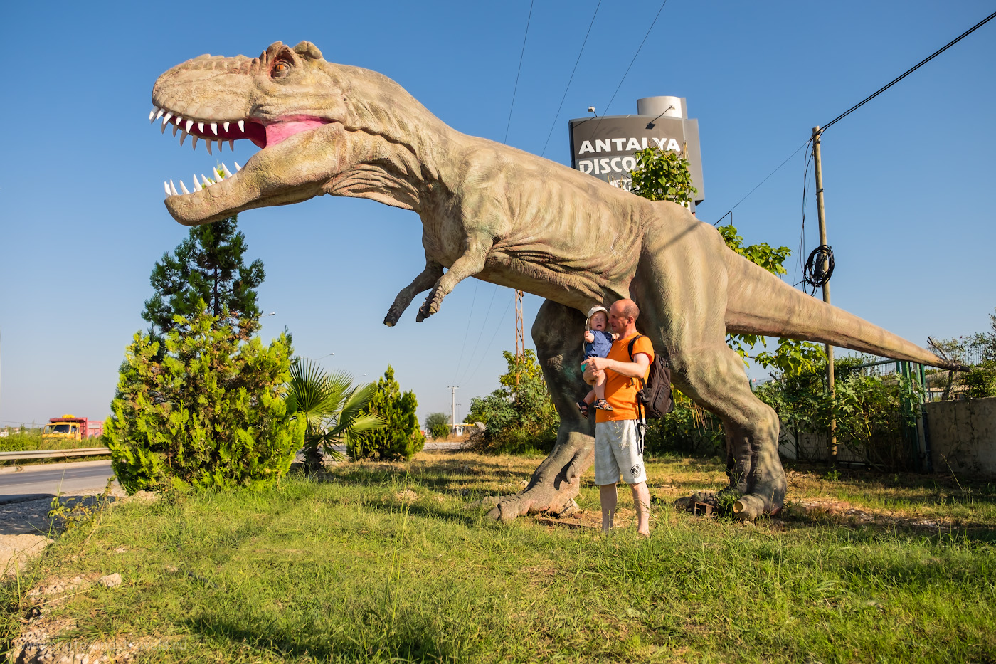 31. В парке динозавров «DinoPark» в поселке Гёйнюк можно сделать отличные фотографии. Этот снимок получен в «Дискавери-Парк в Сиде», и, как видно, маленькому ребёнку понадобится время, чтобы привыкнуть к виду гигантского чудовища. 1/4000, 2.8, 200, -0.67, 17.