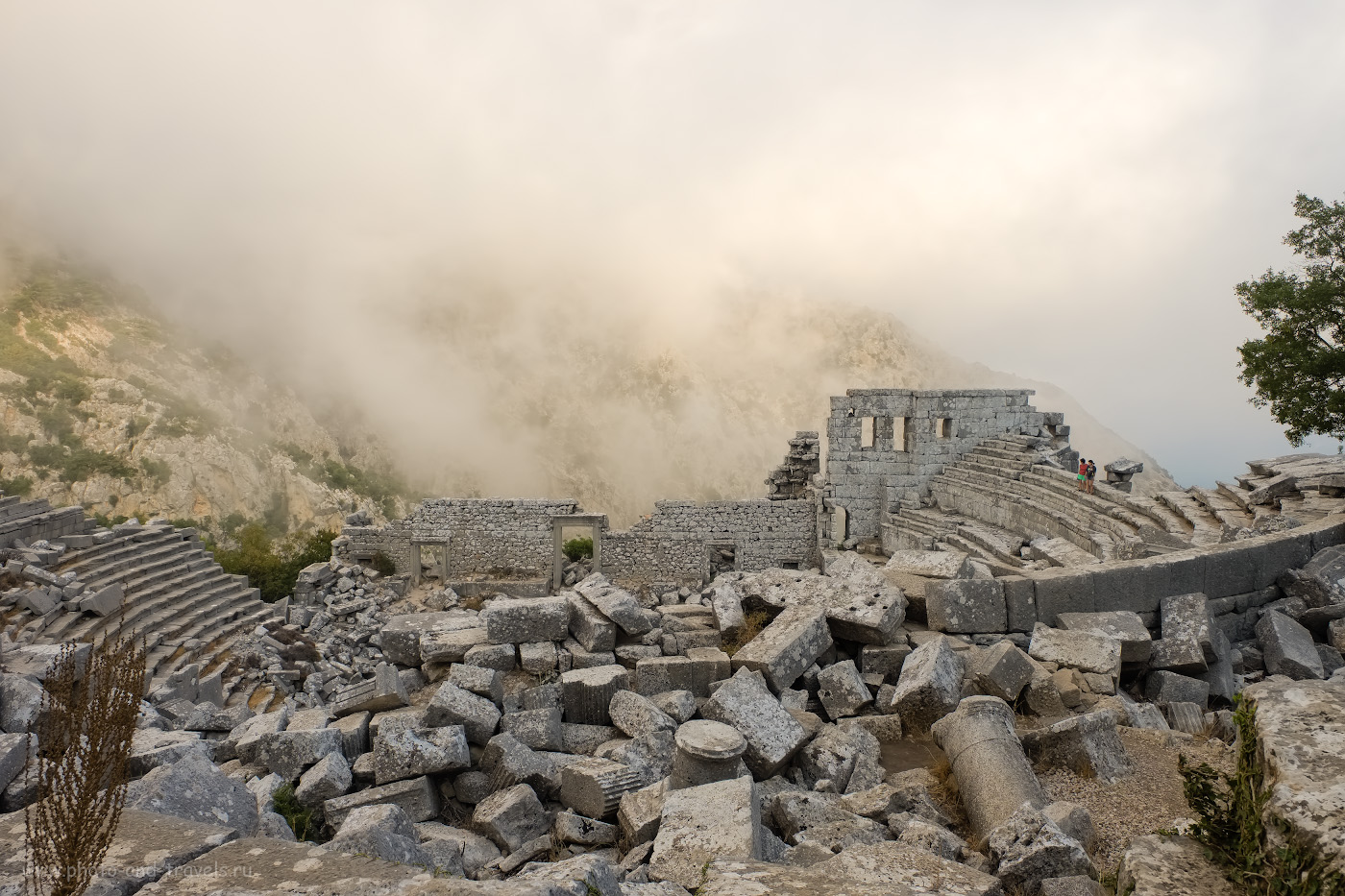 Фотография 8. Немногочисленные туристы рассматривают руины амфитеатра в Термессосе. Как мы ездили на машине по интересным местам недалеко от Анталии. 1/140, 8.0, 200, +0.33, 16.