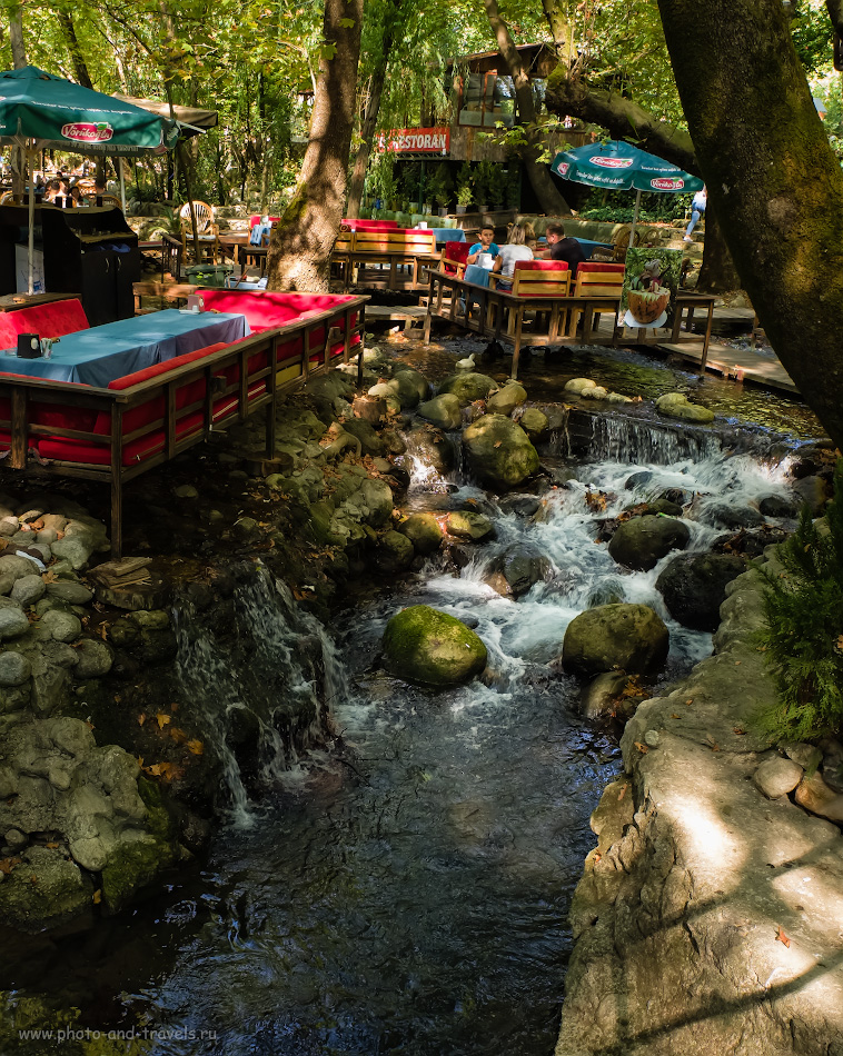 Фото 2. Столы в ресторане «Тропик» находятся прямо над рекой. Отзывы туристов о том, где поесть, отдыхая в Кемере. 1/80, 8.0, 1600, -0.33, 16.