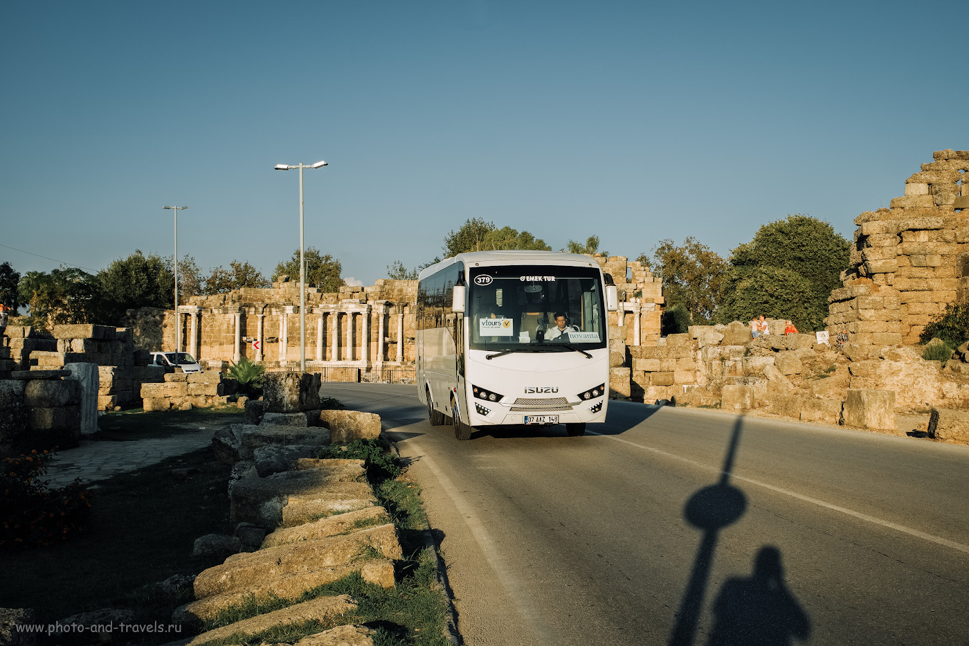 Фото 6. Автобус едет по улице Liman Caddesi в Сиде. На заднем плане – нимфей и остатки городской стены. 1/340, 7.1, 200, +0.33, 25.