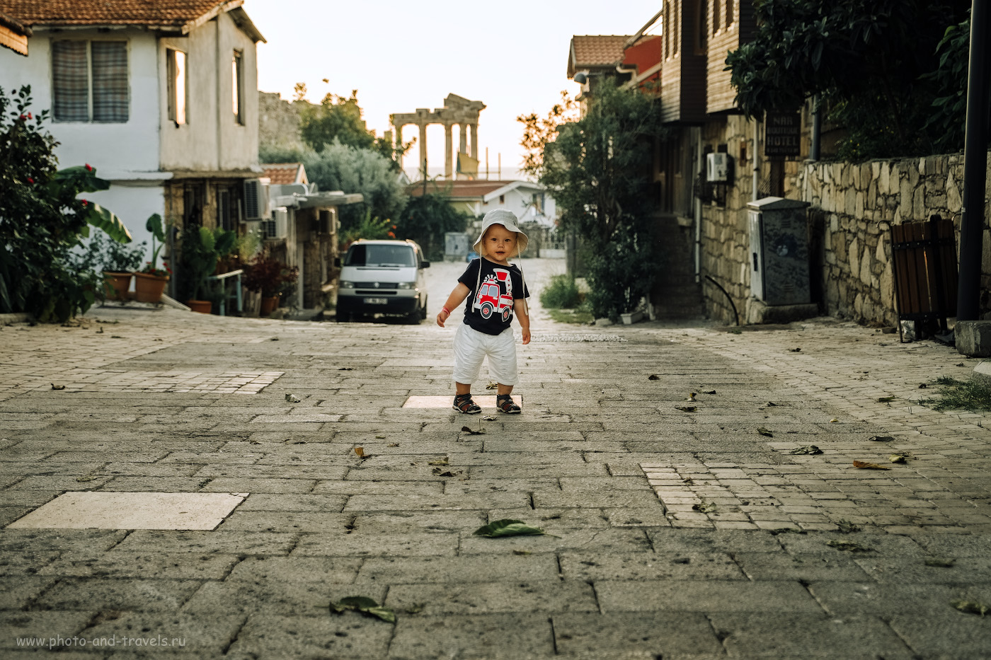 17. Портрет маленького туриста на фоне храма Аполлона в Сиде. 1/240, 2.8, 200, -0.67, 35.