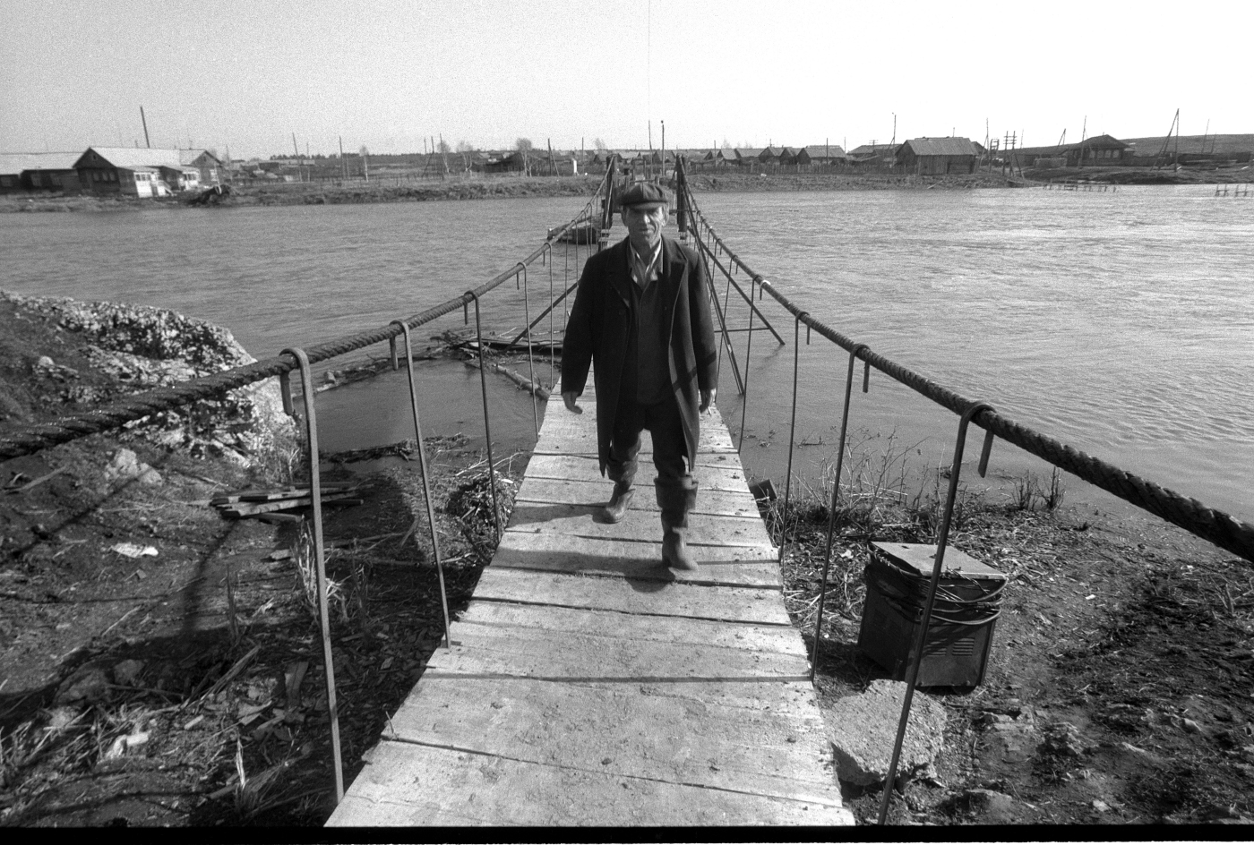 10. Подвесной мост в Слободе. Вид с правого берега со стороны Георгиевской церкви.