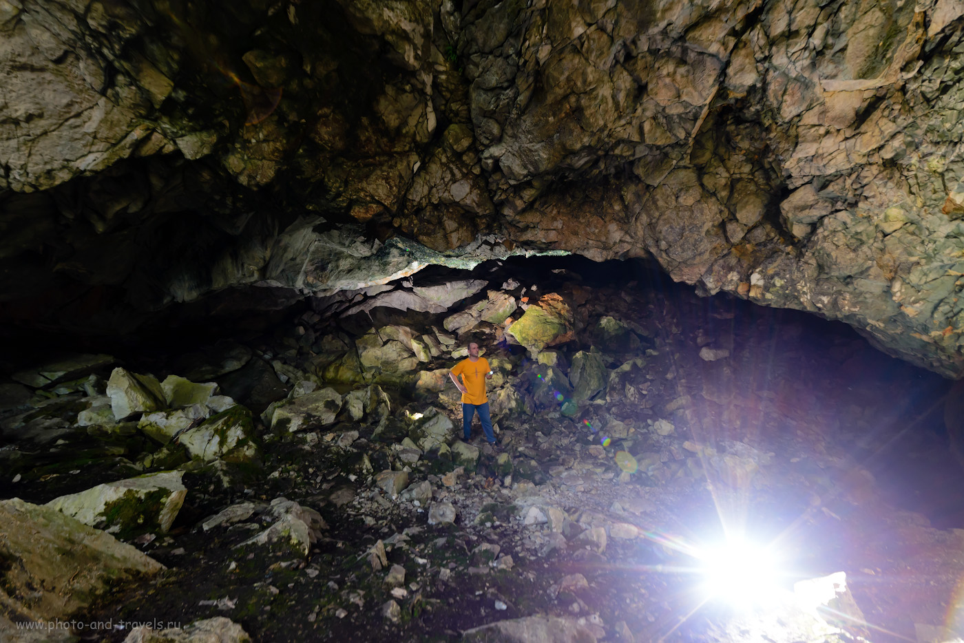 Фото 1. Начинающий фотограф и путешественник в гроте Большой Аракаевской пещеры. Её найти оказалось проще всего. Настройки: В=1/40 сек, f/5.6, ISO 1250, поправка экспозиции -1EV, ФР=14 мм.
