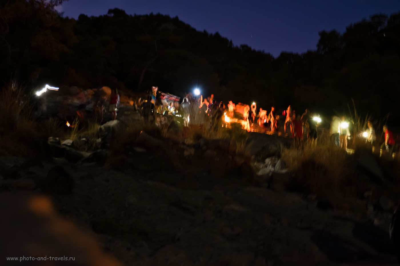 Фотография 3. Толпа туристов на горе Химера (Mount Chimaera, Yanartaş). Стоило ли ради этого подниматься? Отзывы об экскурсии самостоятельно. 1.8 сек., f/2.8, 3200, +1.33, 27.