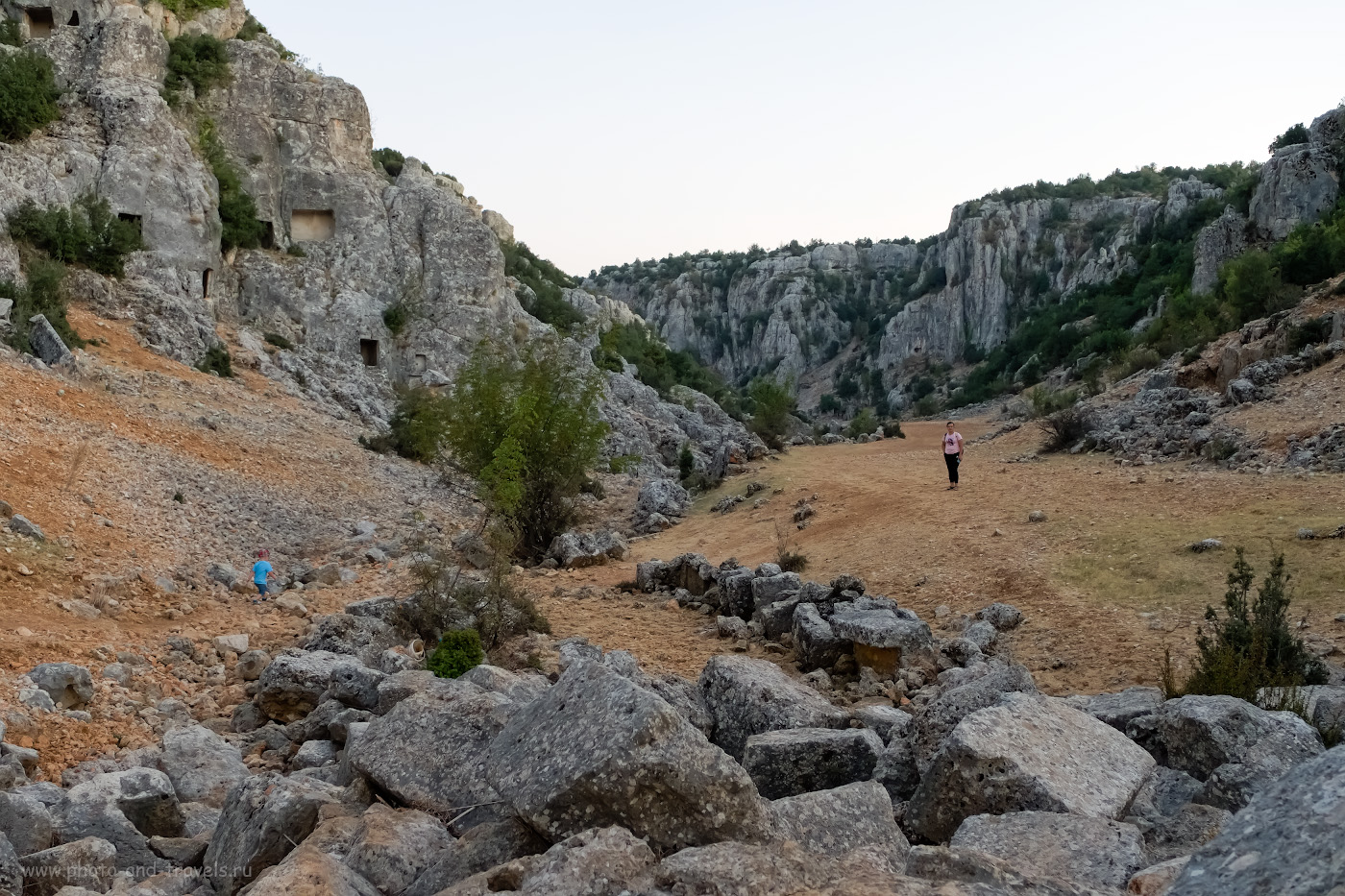 Фотография 7. Маленький турист исследует каньон у античного города Ольба. Отзывы о путешествии по Турции на автомобиле самостоятельно. 1/60, 4.0, 1600, -0.67, 25.
