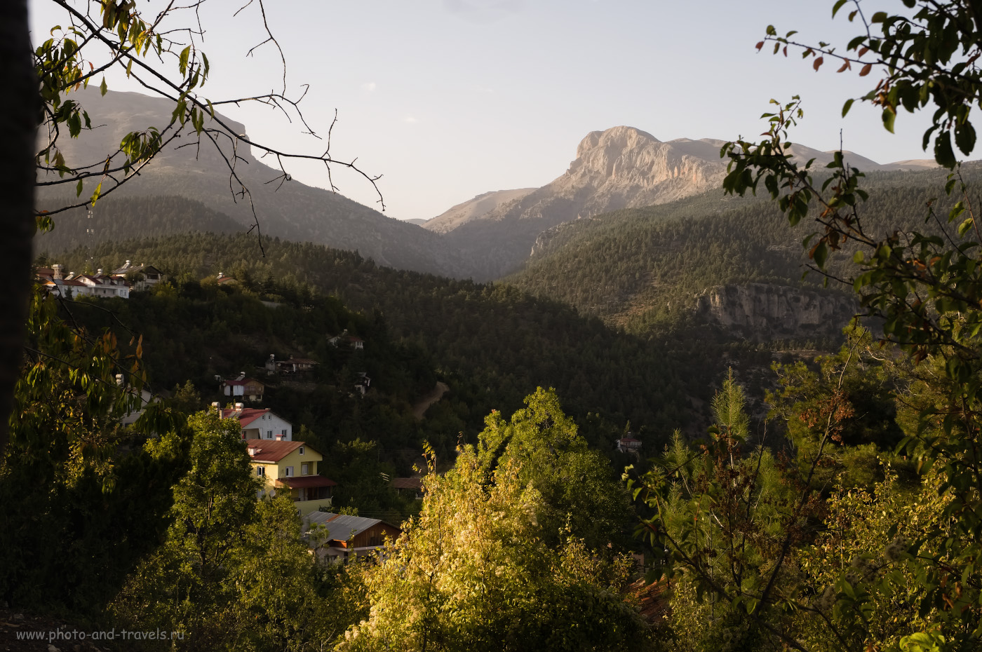 Фотография 8. Вид на горы Кюмбет (Kümbet Tepesi) справа (2473 метра) и Гёрюш (Görüş Tepesi) слева (2351 метр). Настройки: 1/80, 11.0, 200, -0.67, 24.