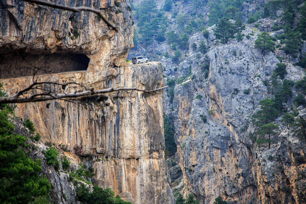 Фото 12. Такие красоты ждут смельчаков, отважившихся проехать по «Дороге страха» в каньоне Чакыт (Çakıt Vadisi) в провинции Мерсин в Турции.