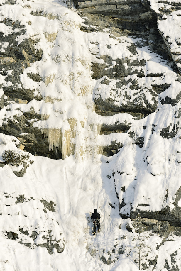 Фотография 16. Скалолаз на водопаде камня Великан. Интересные места для похода выходного дня в Пермском крае. 1/640, 5.6, 160, +0.67, 190.