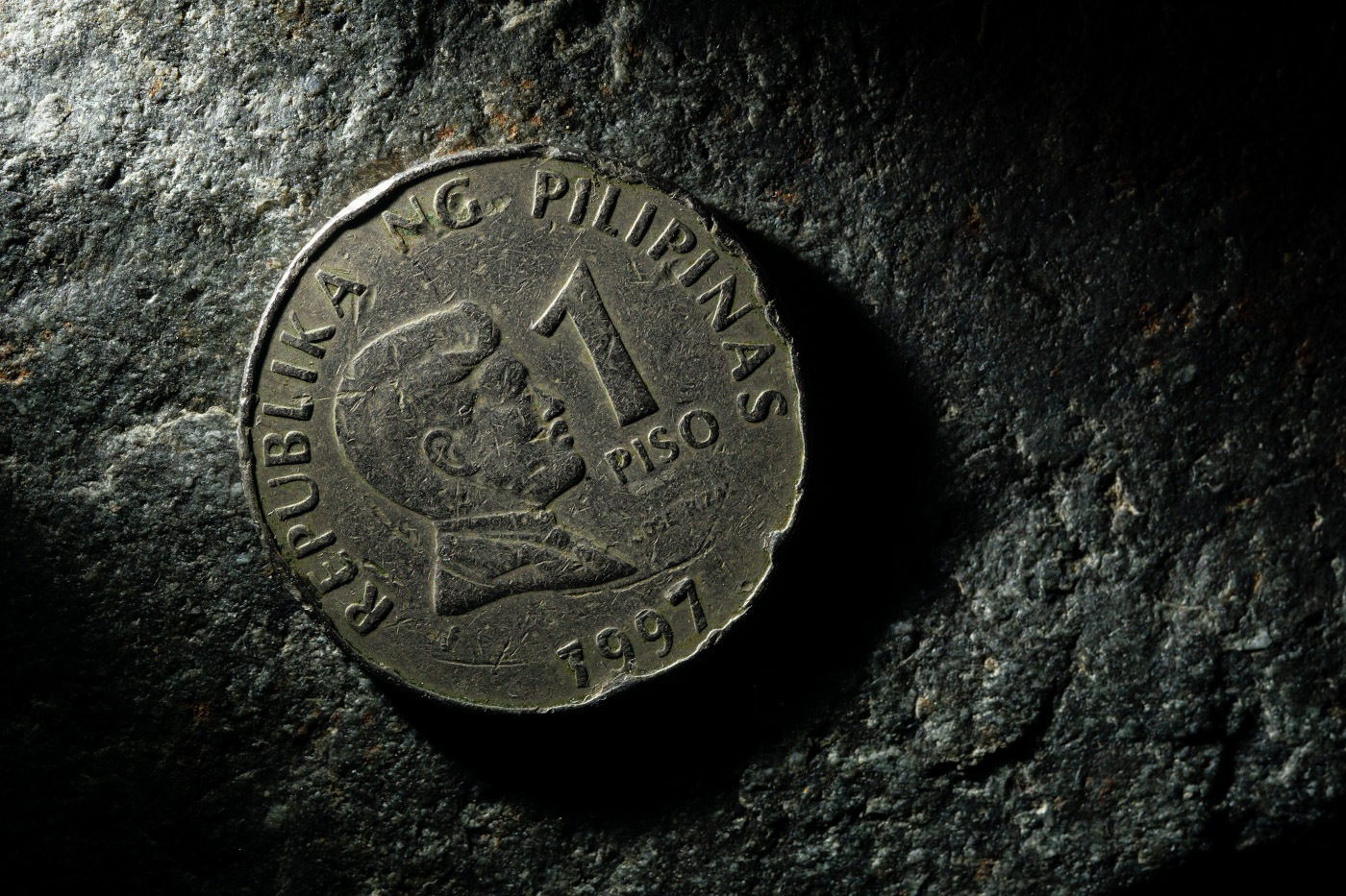 21. Пример съёмки натюрморта с монетой. Фон – натуральный камень.