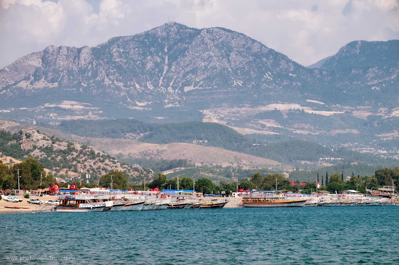 20. Кораблики для круизов на остров Сулуада. На заднем плане – Тахталы (Tahtalı Dağı, 2365 метров над уровнем моря), высочайшая гора Кемера . 1/320, 8.0, 200, +1.0, 121.