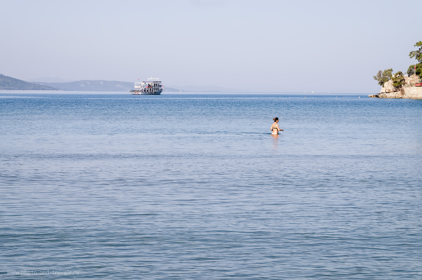 26. Море в Акьяке отлично подходит для купания детей. Даже вдали от берега глубина ниже пояса взрослого человека. 1/180, 8.0, 200, +1.67, 55.