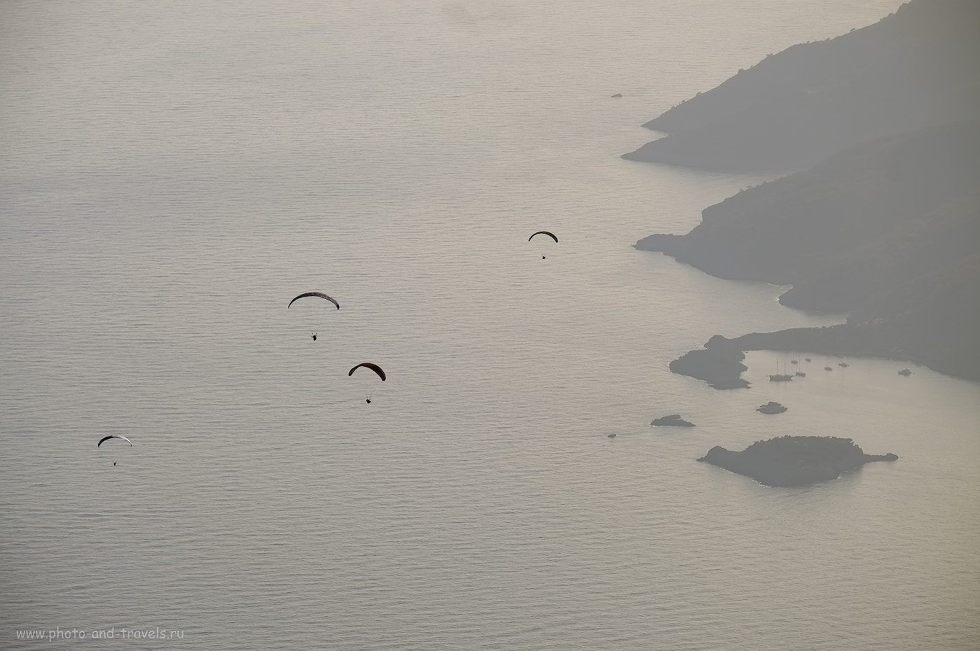 Снимок 24. Группа парапланеристов над заливом залив Бельджегиз (Belceğiz Körfezi). Отзывы туристов о самостоятельном отдыхе в Олюденизе. 1/640, 8.0, 200, +0.67, 200.